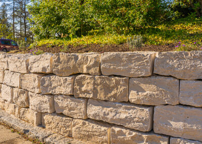 Trockenmauer aus Naturstein (Staufen)