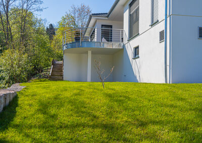 Frühling: Rasen nach Vertikutieren und Düngen