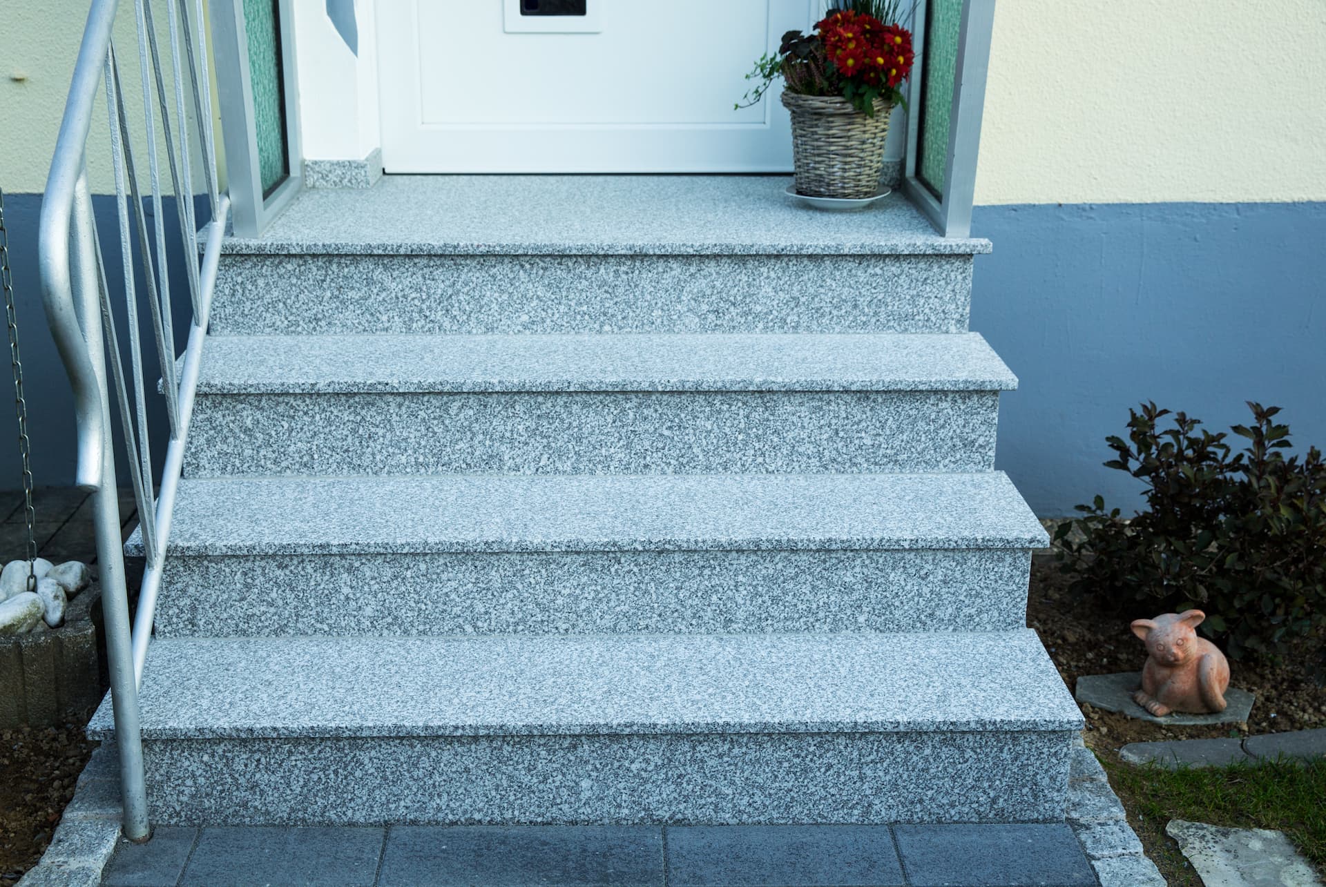 Haus-Eingangstreppe Belegung der bestehenden Treppe mit Granitplatten (Bad Krozingen KE)