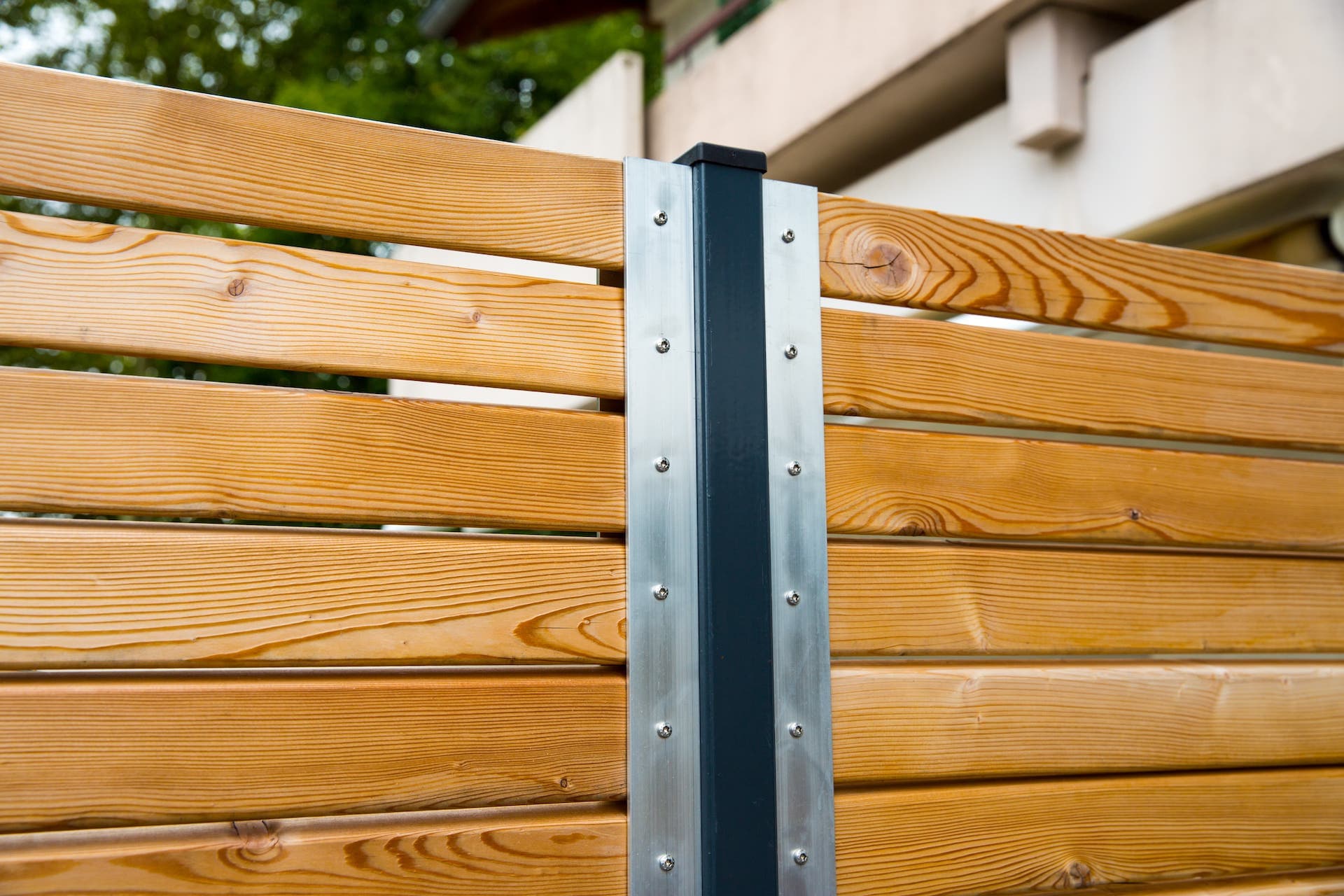 Sichtschutz aus Holz: Verzinkter Stahlpfosten in Grün oder Grau eloxiert mit Kappe, U-Schienen aus Alu (Bad Krozingen (GI)